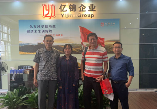 海南?？谲?chē)展篷房搭建與客戶合影